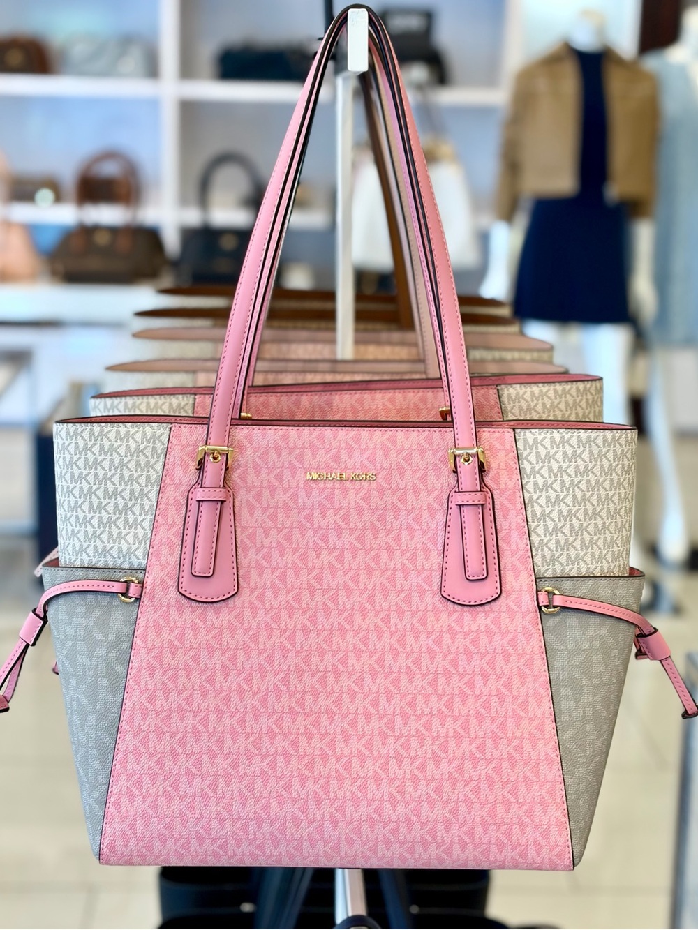 Michael Kors Voyager Large Color-Block Signature Logo Tote Bag - Picture 5 of 10